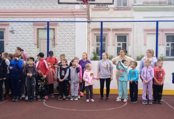 «Всей семьей со спортом дружим».